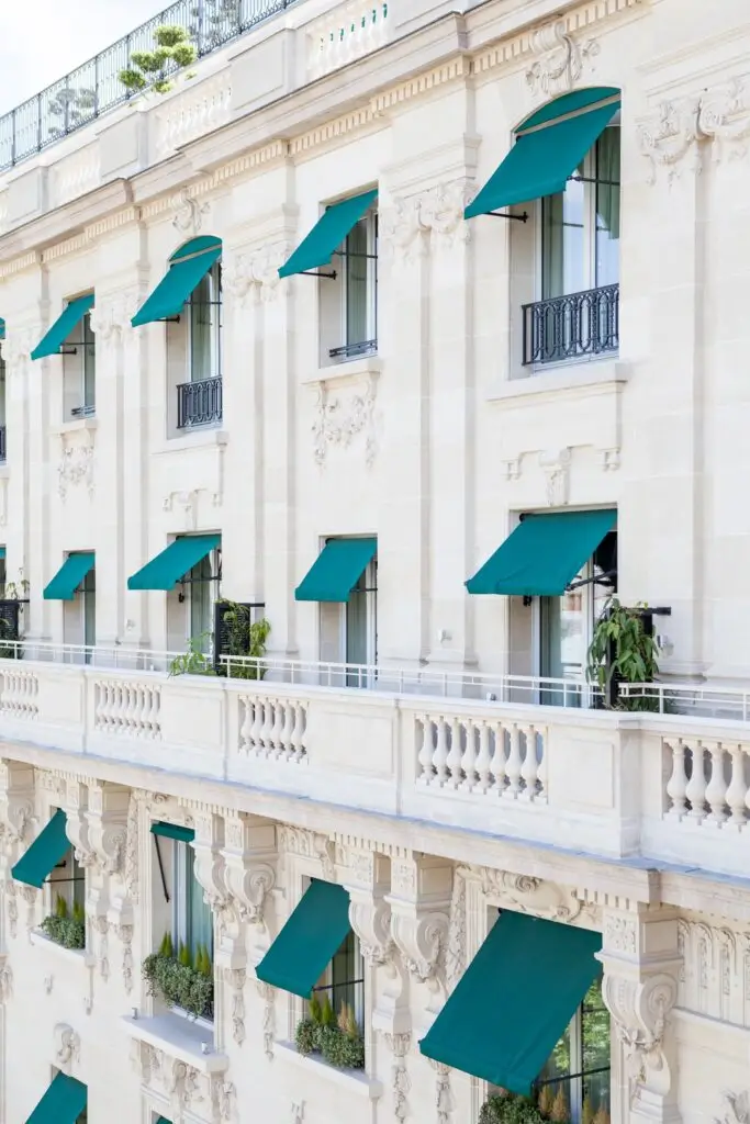 Façade Hôtel Peninsula stores à l'italienne