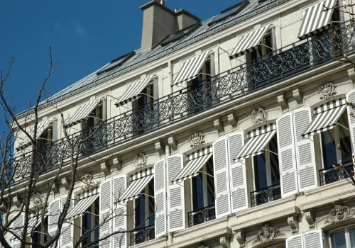 Façade immeuble stores à l'italienne